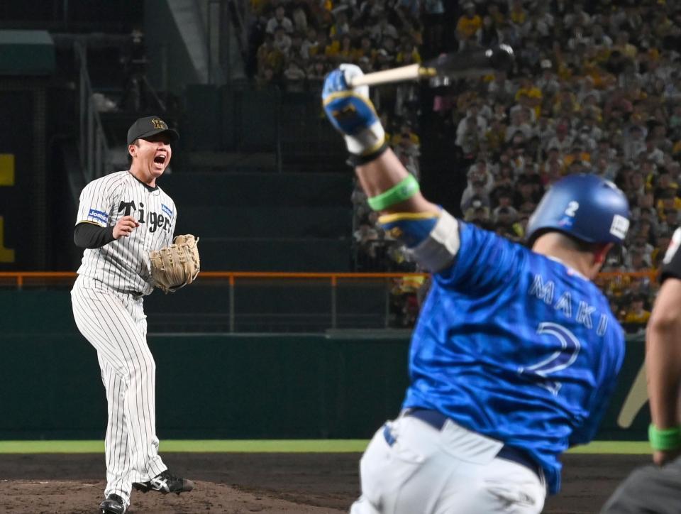 　３回、牧を空振り三振に斬り、雄たけびを上げる村上（撮影・飯室逸平）