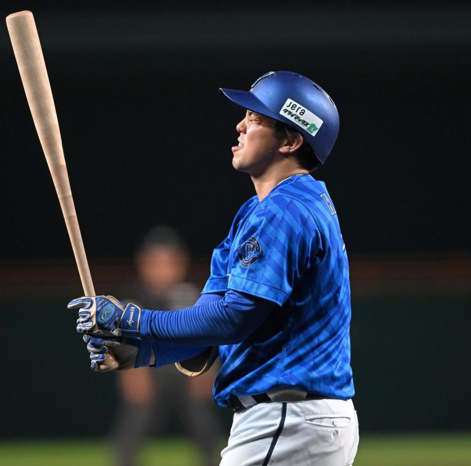 　２回、送りバントを失敗し、悔しがる東（撮影・飯室逸平）