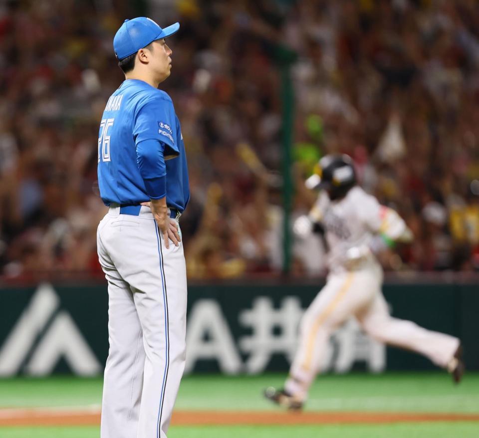 　７回、野村（右）に先制ソロを浴び、呆然とする田中（撮影・中島達哉）