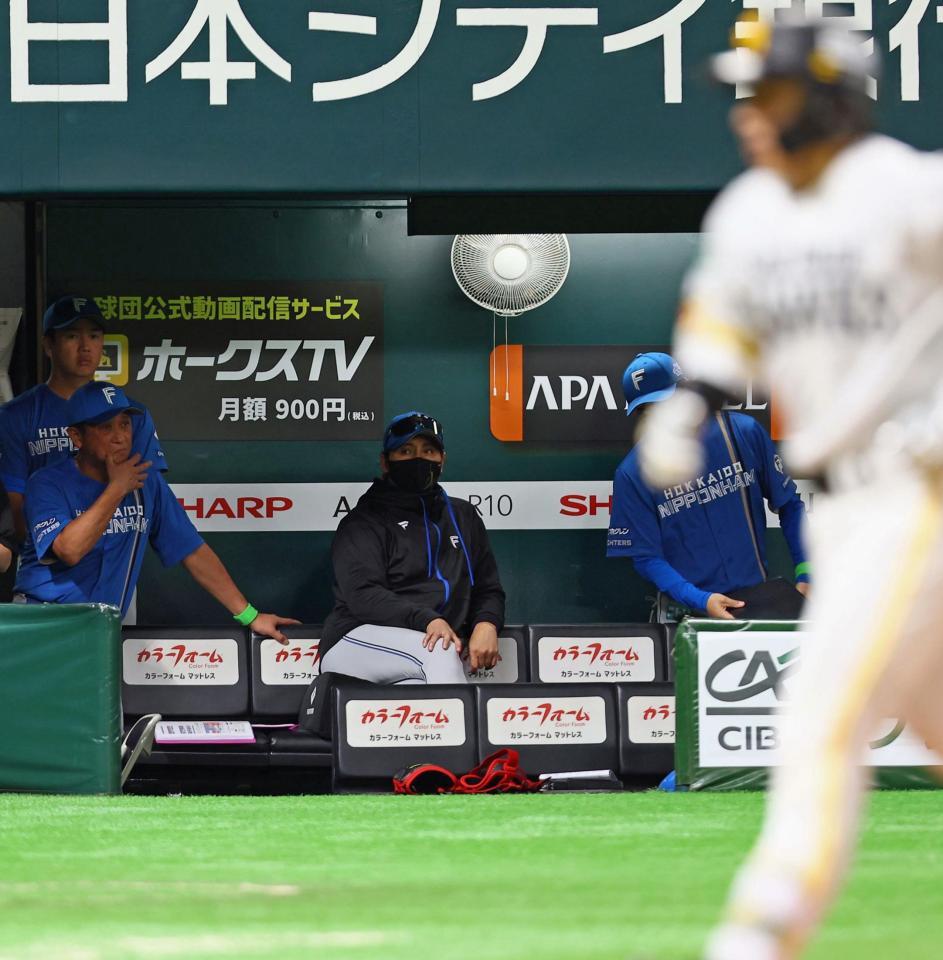 　７回、野村（右）が先制ソロを放ち、厳しい表情の新庄監督（中央）＝撮影・中島達哉