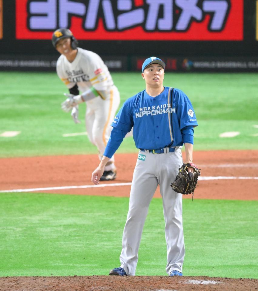 　７回、野村（奥）に先制ソロを浴びた田中（撮影・伊藤笙子）