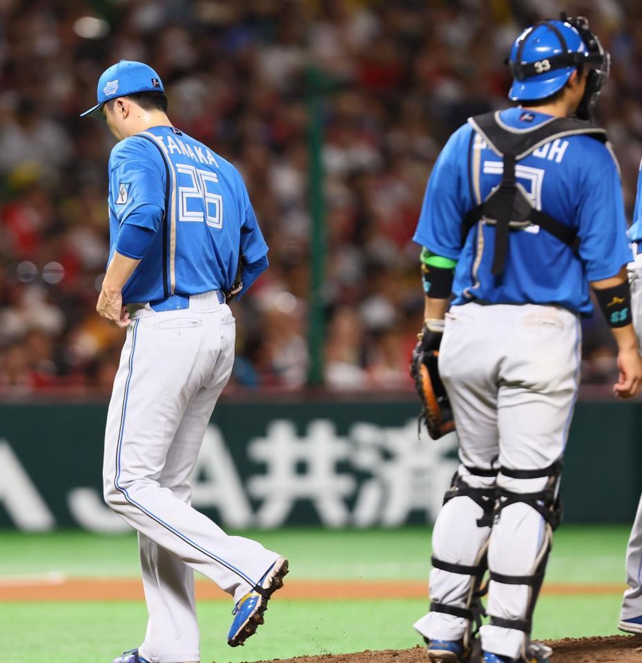 　７回、先制を許し、降板する田中（左）＝撮影・中島達哉
