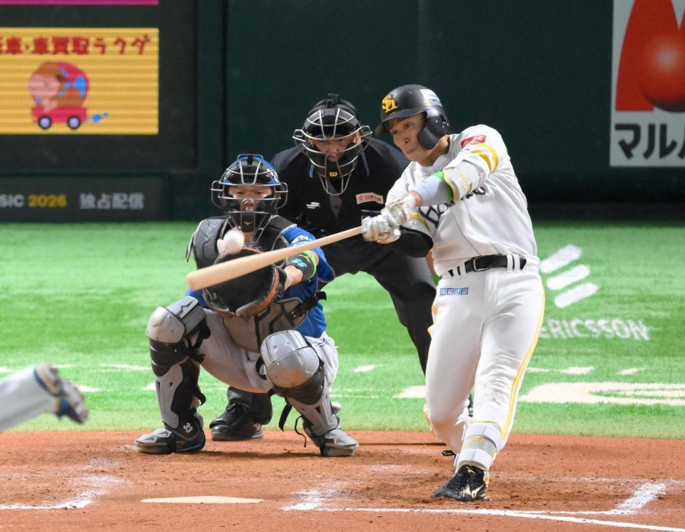 　７回、左中間へ先制ソロを放つ野村（撮影・伊藤笙子）