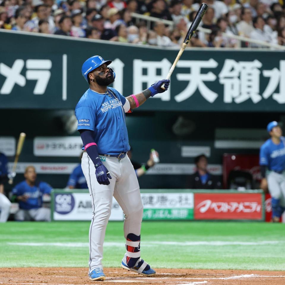 　８回、レイエスが右中間に同点ソロを放つ