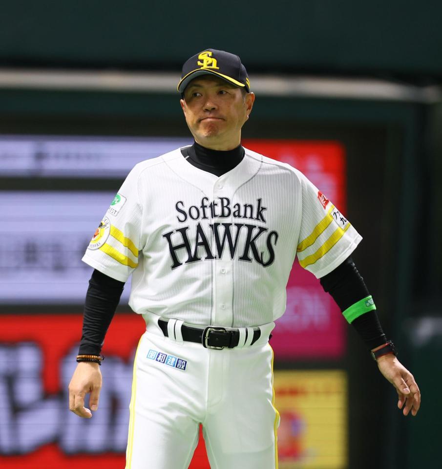 　８回、選手交代を告げる小久保監督（撮影・中島達哉）