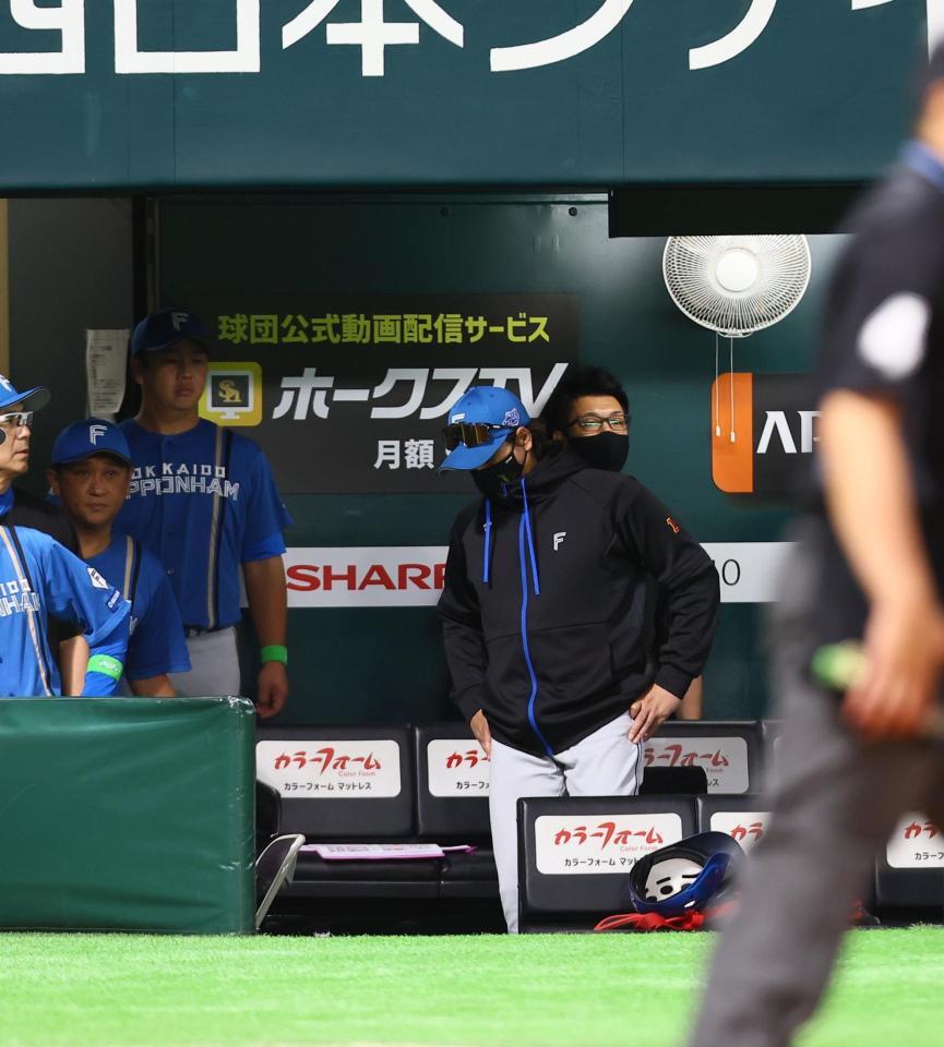 　１０回、サヨナラ負けを喫し、引き揚げる新庄監督（中央）＝撮影・中島達哉