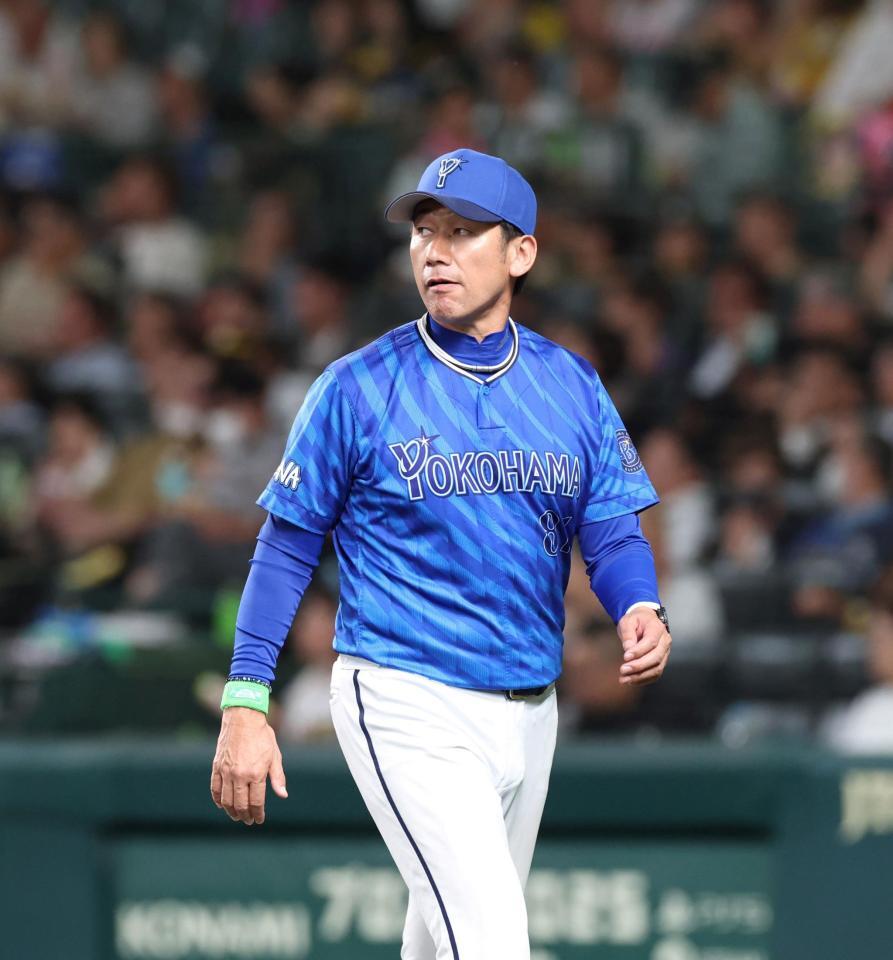 　８回の攻撃を終え、選手交代を告げた三浦監督はベンチに戻る（撮影・北村雅宏）