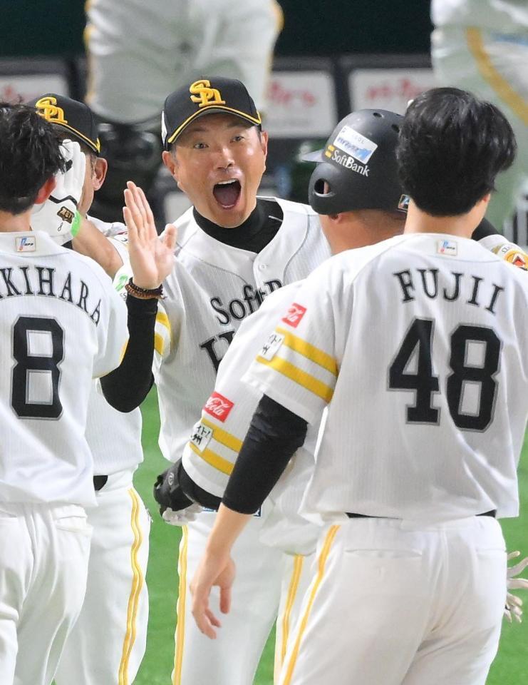 　サヨナラ打を放った山川を迎える小久保監督（撮影・伊藤笙子）