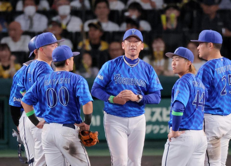 　６回、先発・東の降板を告げた三浦監督