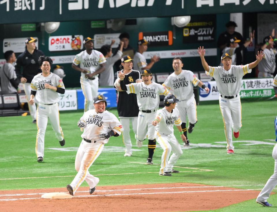 　１０回、左前へサヨナラ適時打を放ち、笑顔を見せる山川（左手前）＝撮影・伊藤笙子