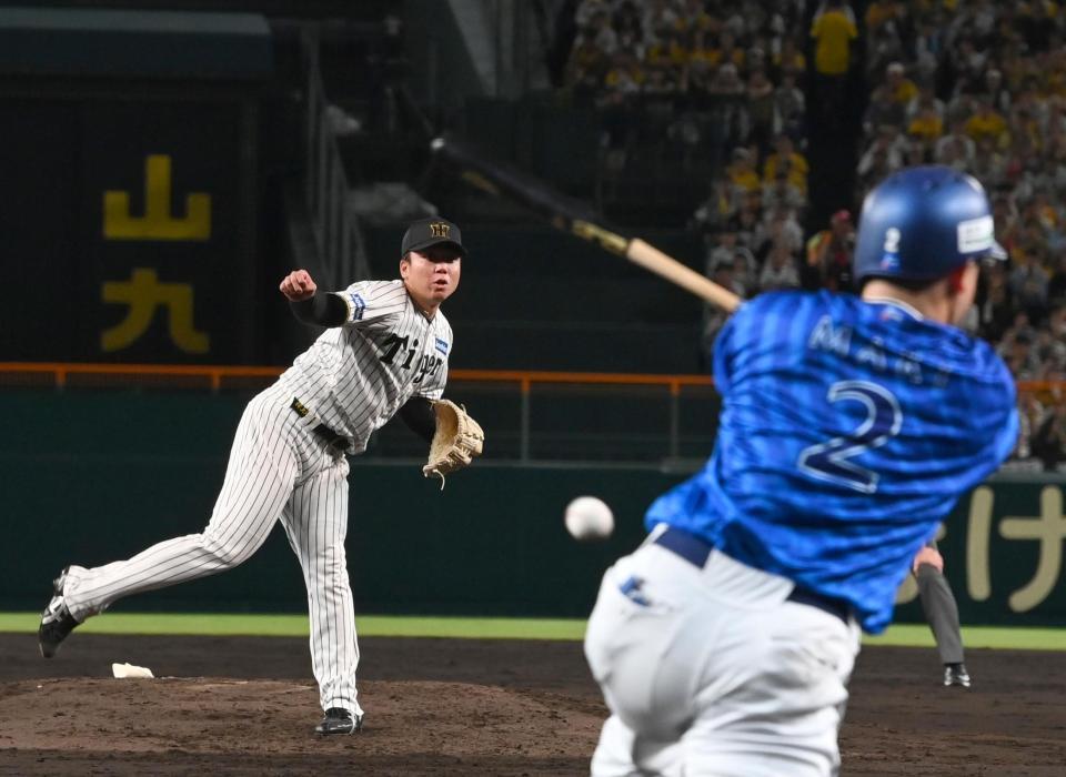 　５回、牧を三ゴロに斬る村上（撮影・飯室逸平）