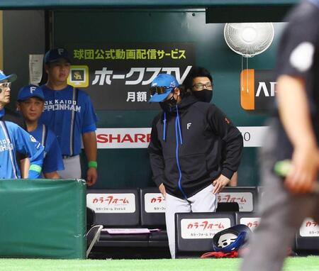 　１０回、サヨナラ負けに肩を落として引き揚げる新庄監督（撮影・中島達哉）