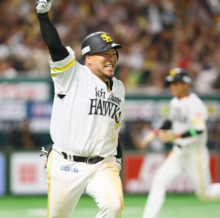 　１０回、サヨナラ打を放ち、拳を突き上げる山川