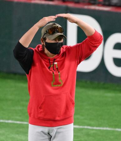 　外野で守備練習をする郡司裕也とジェスチャーで会話する新庄監督（撮影・伊藤笙子）