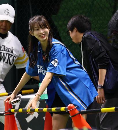 　練習中、報道陣の規制線を広げる手伝いをするモーニング娘。’２５・牧野真莉愛（撮影・中島達哉）