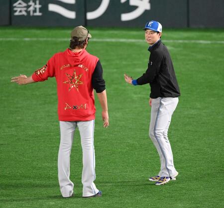 　試合前、新庄監督（左）と打撃について話し合う松本剛（撮影・伊藤笙子）