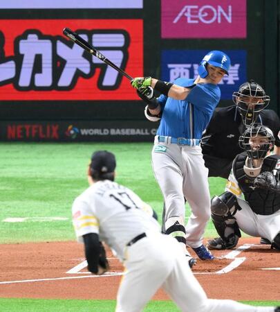 　１回、有原（手前）から右前打を放つ清宮幸（撮影・伊藤笙子）