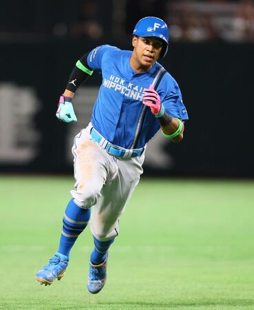 　１回、清宮幸の右前打で三塁へ向かう万波（撮影・中島達哉）