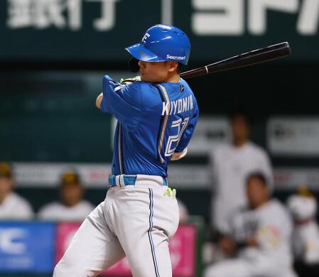 　１回、右前打を放つ清宮幸（撮影・中島達哉）