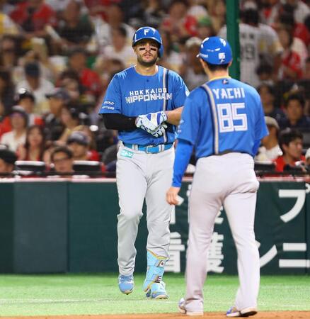 　１回、三ゴロに倒れたマルティネス（左）＝撮影・中島達哉