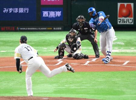 　１回、有原の前に空振り三振に倒れるレイエス（撮影・伊藤笙子）