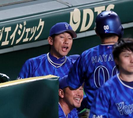 　３回、三浦監督は生還した林を迎える（撮影・山口登）