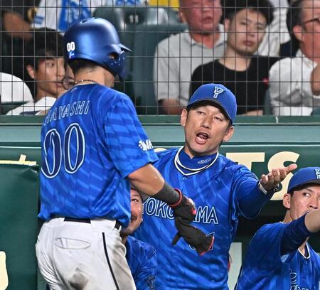 　３回、蝦名の適時二塁打で生還した林（左）を迎える三浦監督（撮影・西田忠信）