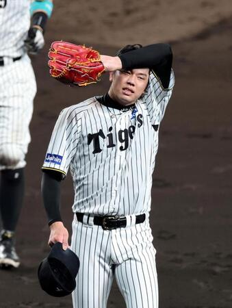 　３回、同点に追いつかれベンチに戻る才木（撮影・山口登）