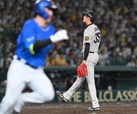 　３回、佐野（左）に同点の適時二塁打を許した才木（撮影・西田忠信）