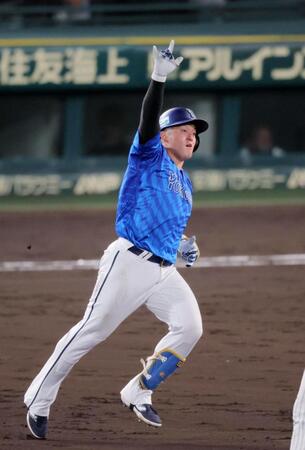 　４回、勝ち越しソロを放ち、右腕を突き上げる牧