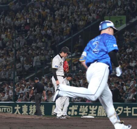 　４回、牧（右）に勝ち越しソロを浴びた才木（撮影・北村雅宏）