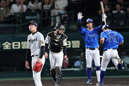 　３回、蝦名に適時打を許す才木（撮影・田中太一）