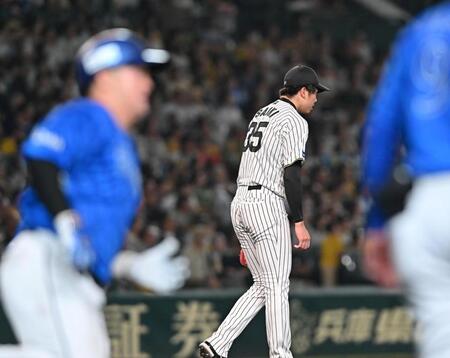 　４回、牧（左）に勝ち越しソロを浴びた才木（撮影・西田忠信）