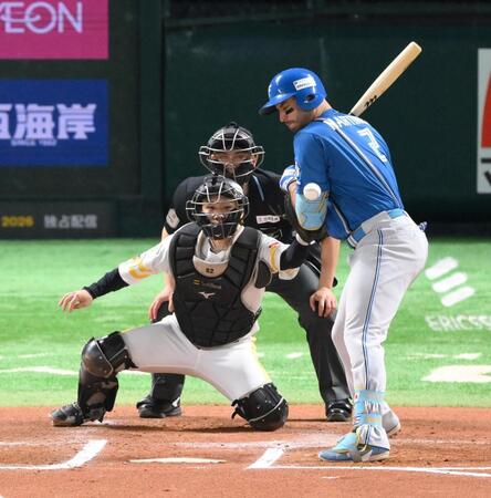 　６回、死球を受けるマルティネス（撮影・伊藤笙子）