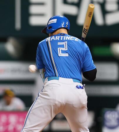 　６回、死球を受けるマルティネス（撮影・中島達哉）