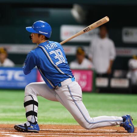 　６回、空振り三振を喫する石井（撮影・中島達哉）