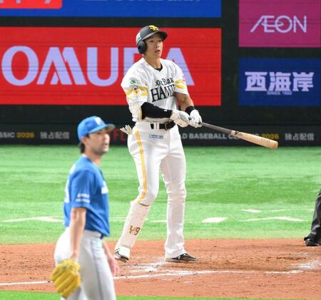 　８回、上原（手前）から左越え３ランを放ち、打球を見つめる柳田（撮影・伊藤笙子）