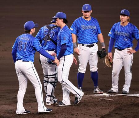 　６回途中、降板する竹田（中央右）＝撮影・山口登