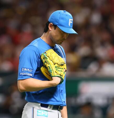 　８回、柳田に３ランを浴び、肩を落としながら降板する上原（撮影・中島達哉）