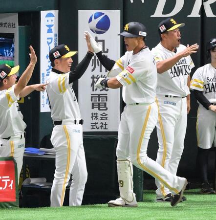 　８回、左越え３ランを放ち、小久保監督（左）とハイタッチする柳田（撮影・伊藤笙子）