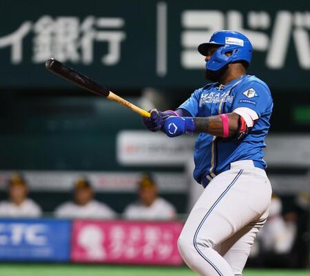 　４回、中前打を放つレイエス（撮影・中島達哉）