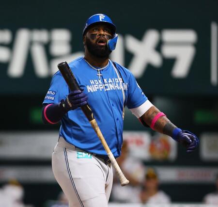 　１回、空振り三振を喫するレイエス（撮影・中島達哉）