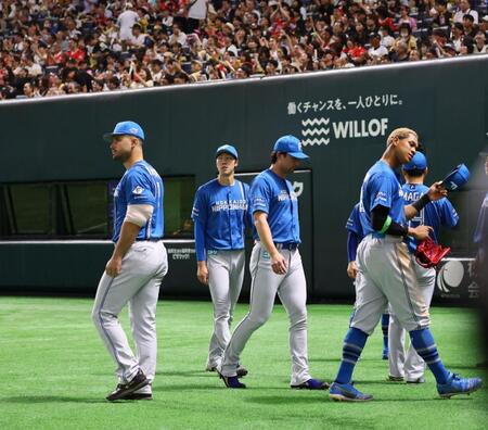 　８回が終わり、ナインを迎え、ベンチに戻る福島蓮（中央）と上原（撮影・中島達哉）