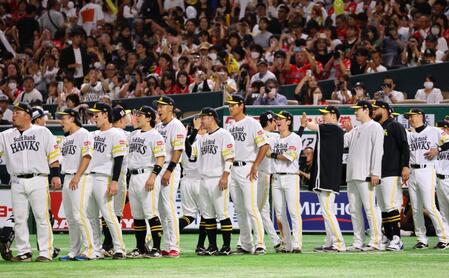 　日本ハムに連勝し、ナインを迎える柳田（中央左）と小久保監督（右）＝撮影・中島達哉