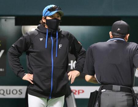 　８回途中、投手交代を告げる新庄監督