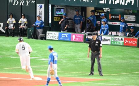 　８回、柳田（手前左）の先制３ランに静まりかえる日本ハムベンチ（撮影・伊藤笙子）