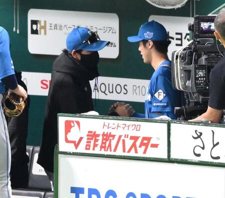 　７回を投げきった福島（右）と握手を交わす新庄監督（撮影・伊藤笙子）