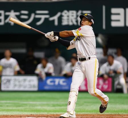 　８回、先制３ランを放つ柳田（撮影・中島達哉）