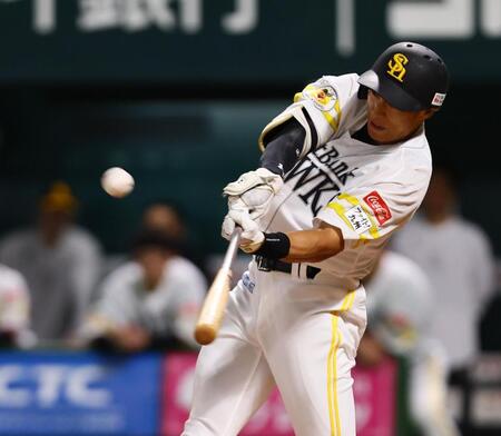 　８回、先制３ランを放つ柳田（撮影・中島達哉）