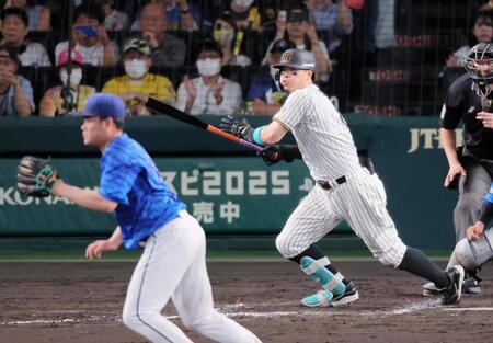 　８回、右前へ同点打を放つ佐藤輝